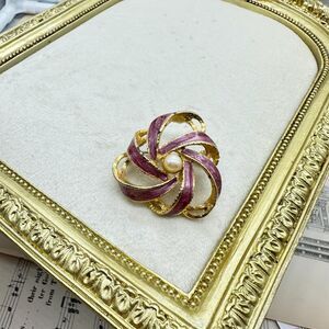 Vintage Jewelry Small Gold Tone Enamel Pink Brooch with Faux Pearl Accent Pin